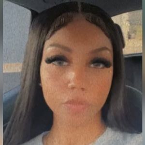 28 inch 5 by 5 closure wig . Already worn . Nice lace . Black .